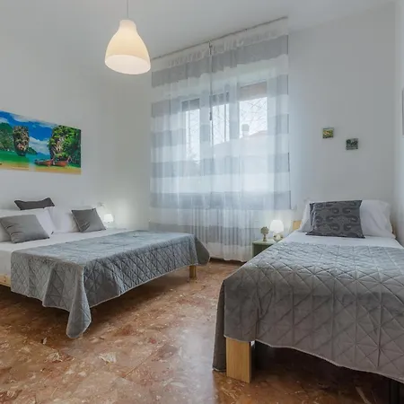 Charming Apt 4 Min Walk From The Bus Stop! *