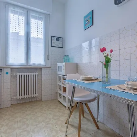 Charming Apt 4 Min Walk From The Bus Stop! شقة