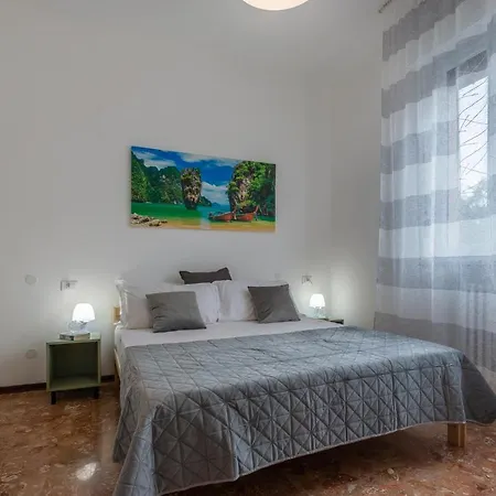 Charming Apt 4 Min Walk From The Bus Stop! شقة