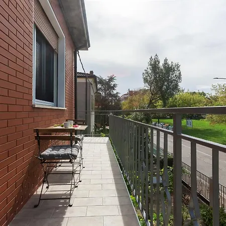 شقة Charming Apt 4 Min Walk From The Bus Stop!