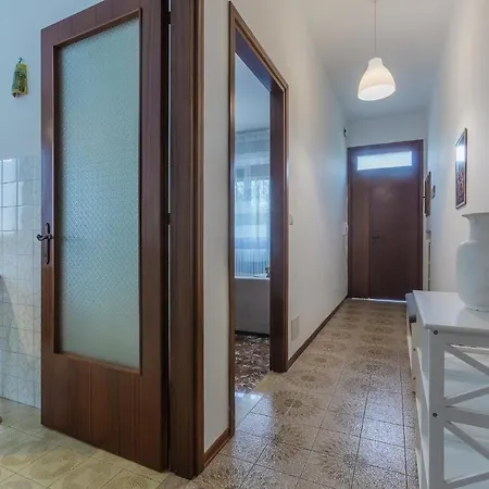 شقة Charming Apt 4 Min Walk From The Bus Stop!