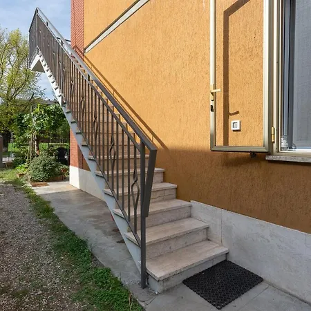 Charming Apt 4 Min Walk From The Bus Stop! * فيرّارا
